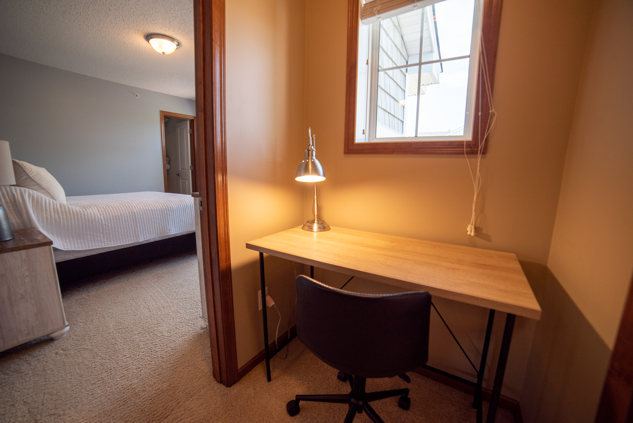 15657 Desk area