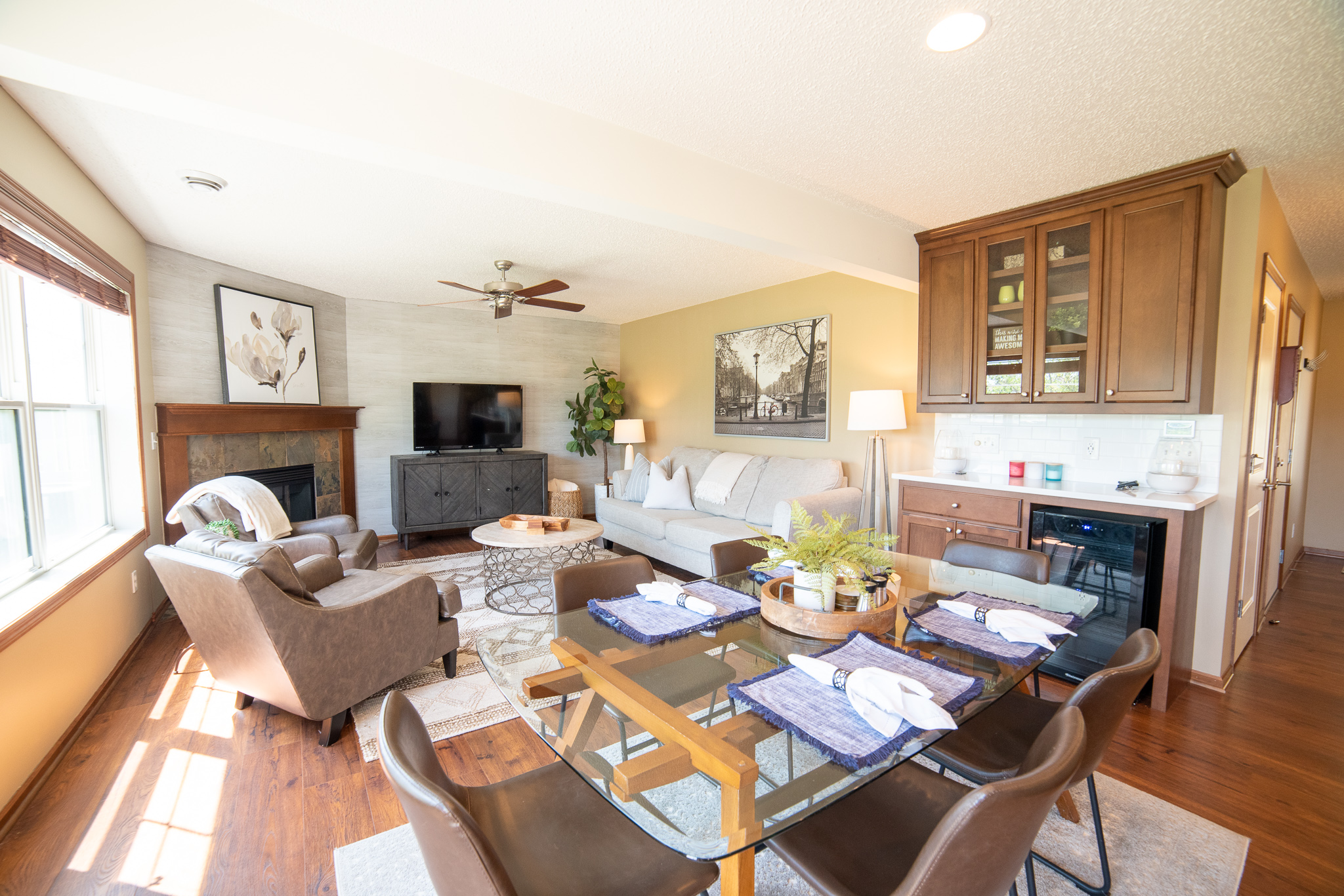 15657 Dining into living